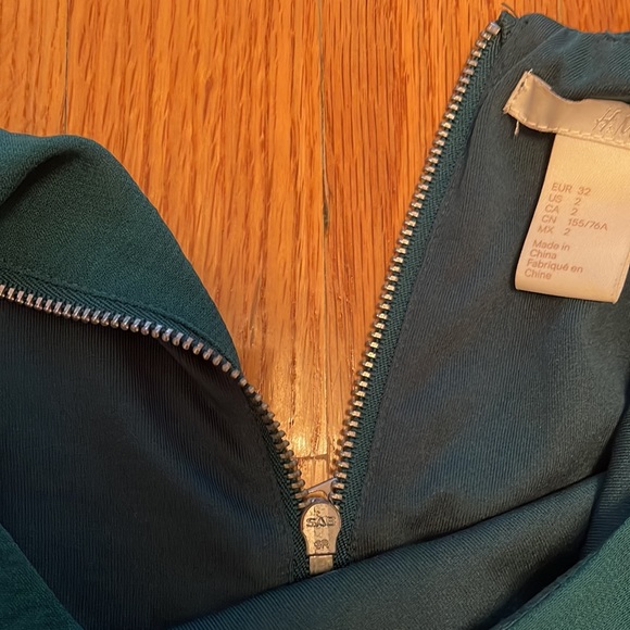 H&M Hunter Green 3/4 Sleeve Lightweight Dress - Great for Work, Holiday Parties - Picture 6 of 8